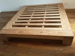 Letto in legno con giroletto Giroletto slat teak massello Artigianale a prezzo scontato
