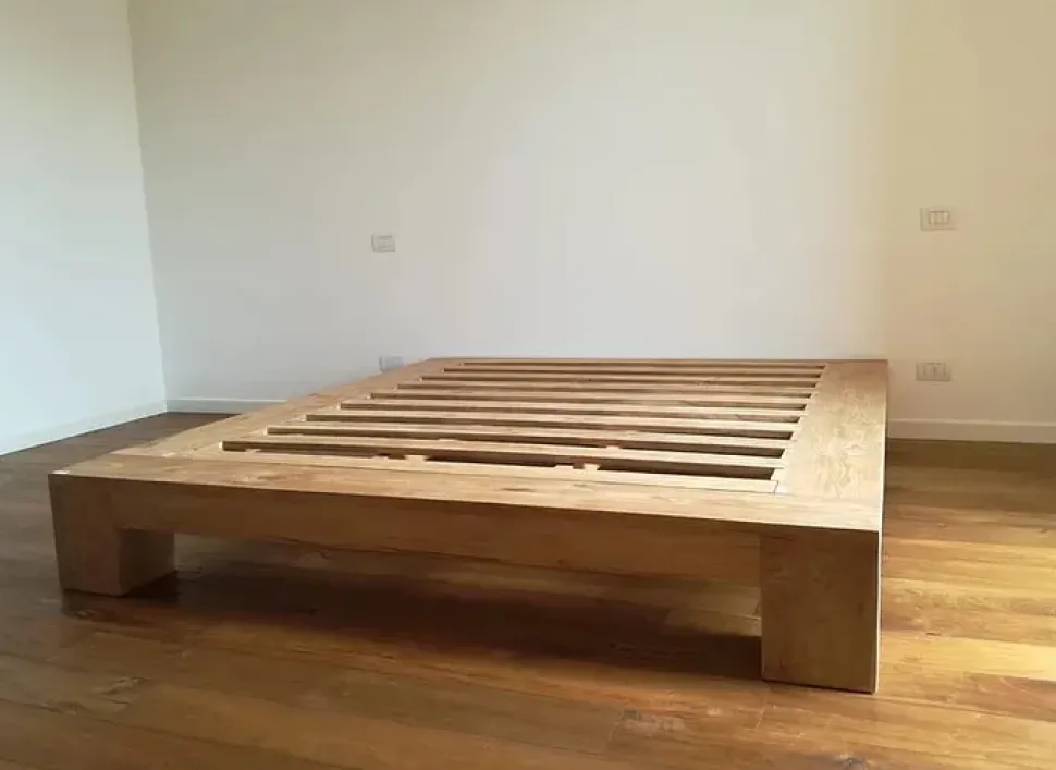 Letto in legno con giroletto Giroletto slat teak massello Artigianale a prezzo scontato
