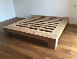 Letto in legno con giroletto Giroletto slat teak massello Artigianale a prezzo scontato