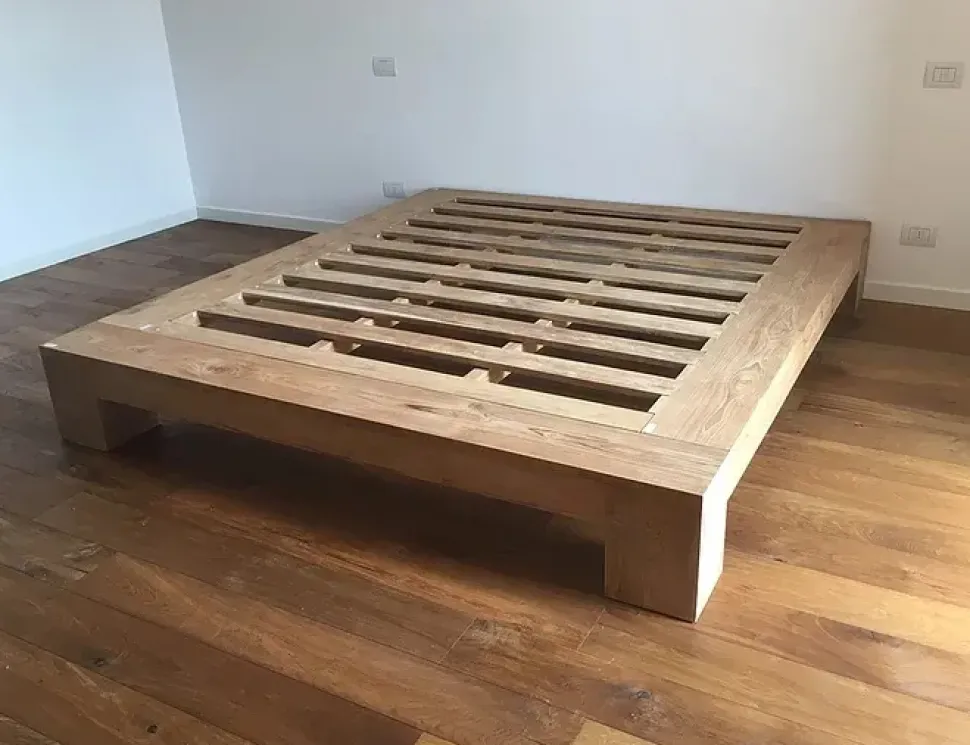 Letto in legno con giroletto Giroletto slat teak massello Artigianale a prezzo scontato