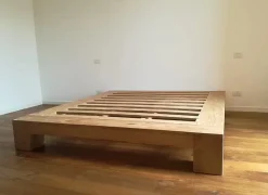 Letto in legno con giroletto Giroletto slat teak massello Artigianale a prezzo scontato