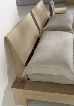 Letto in legno con giroletto Letto in pieno rovere spazzolato Md work a prezzo ribassato