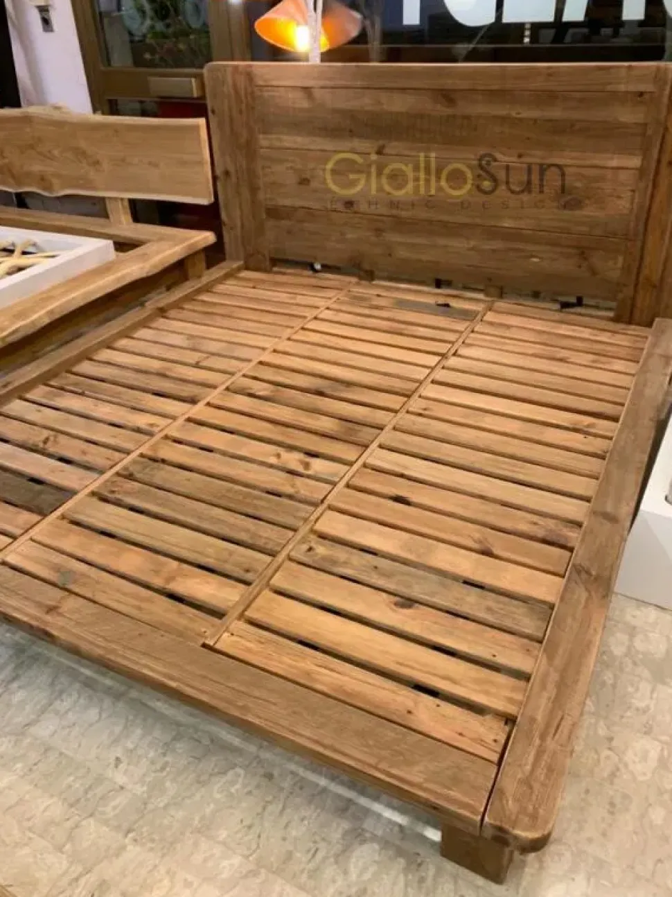 Letto in legno modello Legno riciclato di Outlet etnico scontato 25%