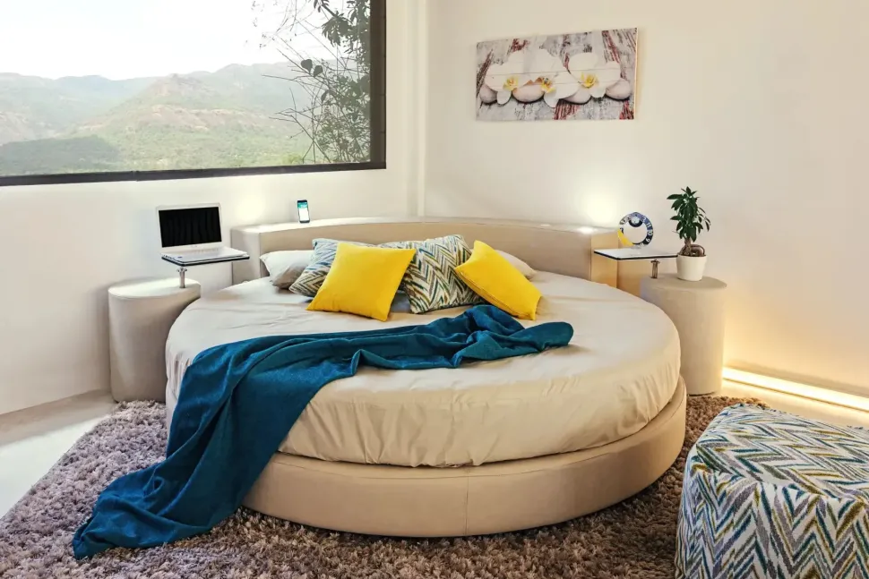 Letto Letto rotondo cristal high-tech di Artigianale scontato del 10%