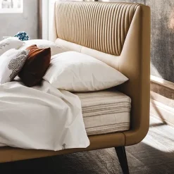 Letto matrimoniale Amadeus con gambe in legno prezioso.