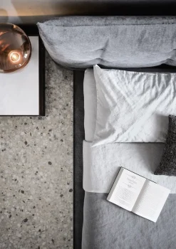 Letto matrimoniale con gambe Tuftè Novamobili a prezzo scontato