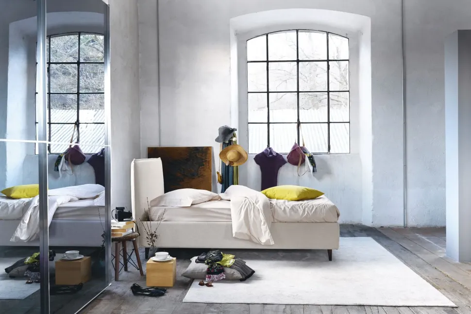 Letto matrimoniale con gambe Bob a prezzo riservato