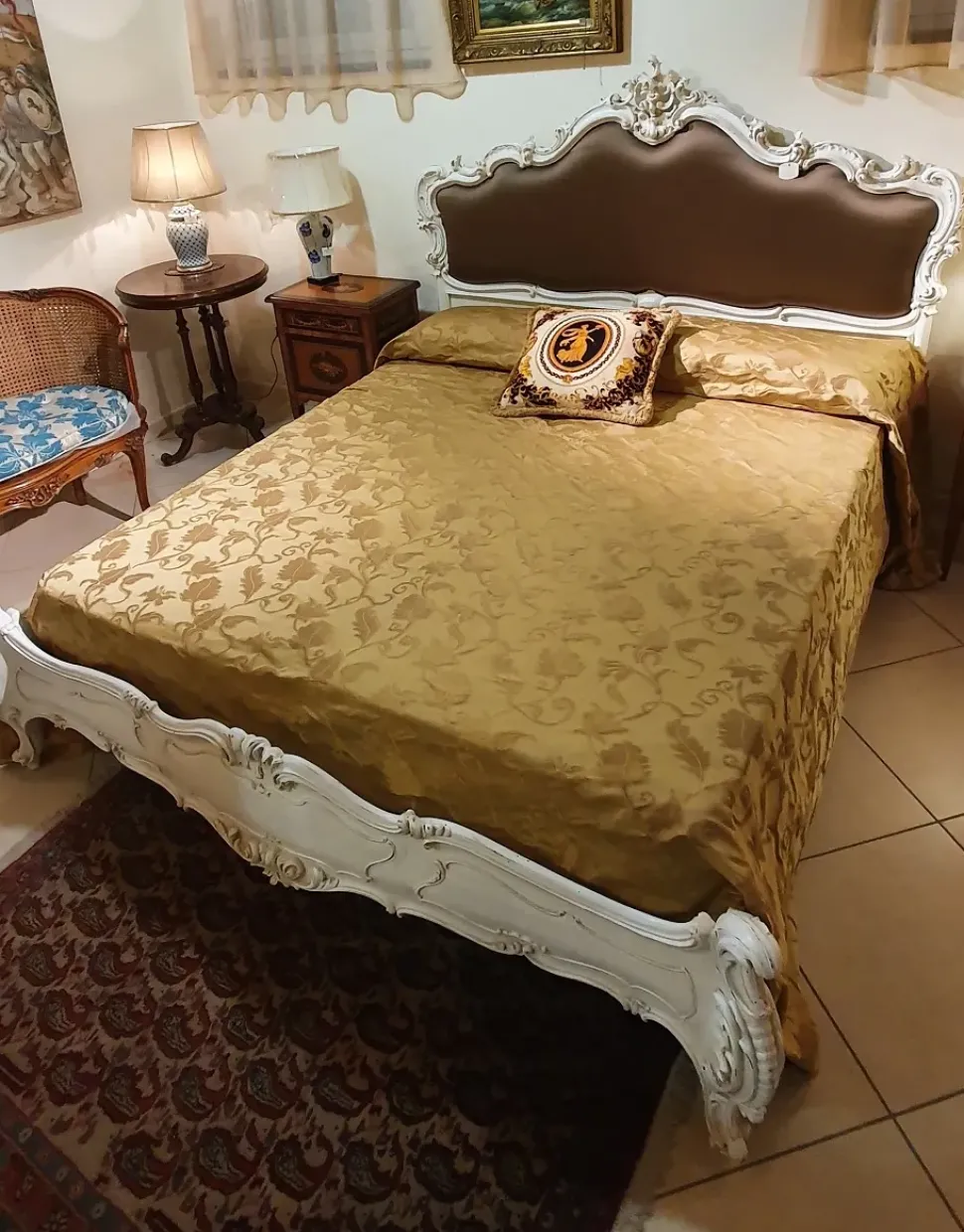 Letto matrimoniale con giroletto Letto matrimoniale in massello di noce laccato bianco Collezione esclusiva a prezzo ribassato