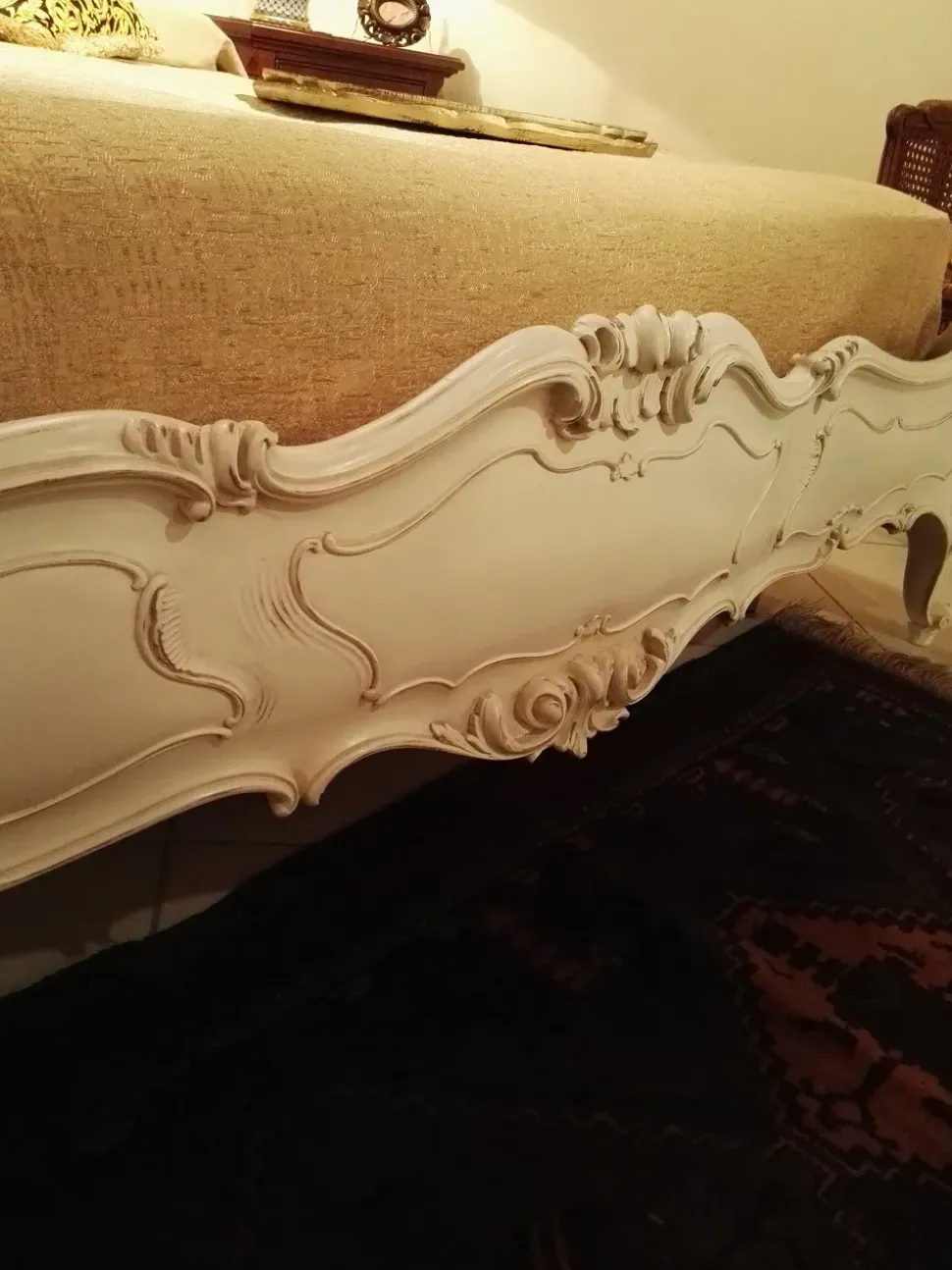 Letto matrimoniale con giroletto Letto matrimoniale in massello di noce laccato bianco Collezione esclusiva a prezzo ribassato