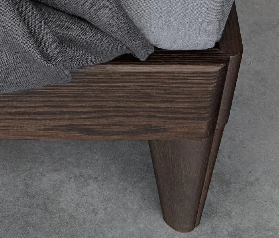 Letto matrimoniale con piedini Clark Giellesse a prezzo scontato