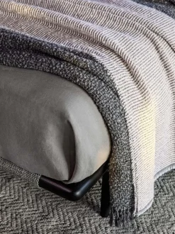 Letto matrimoniale con piedini Gaudì a prezzo riservato