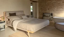 Letto matrimoniale con piedini Gaudì a prezzo riservato