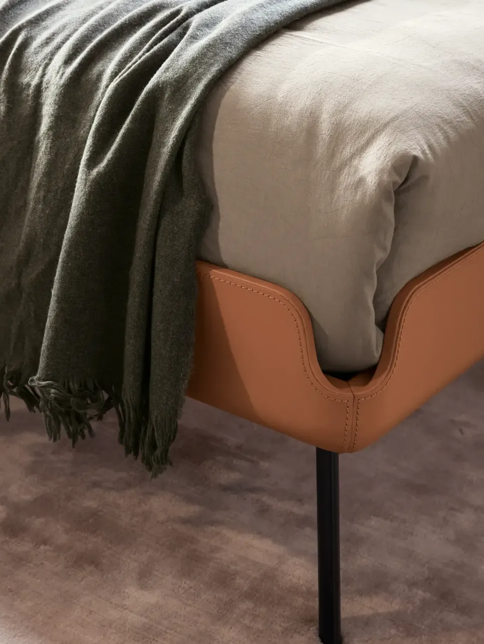 Letto matrimoniale con piedini Gabri Bolzan a prezzo ribassato