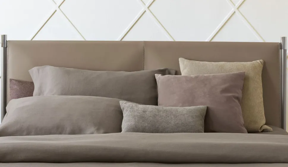 Letto matrimoniale con piedini Iko a prezzo riservato