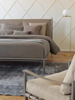 Letto matrimoniale con piedini Iko a prezzo riservato