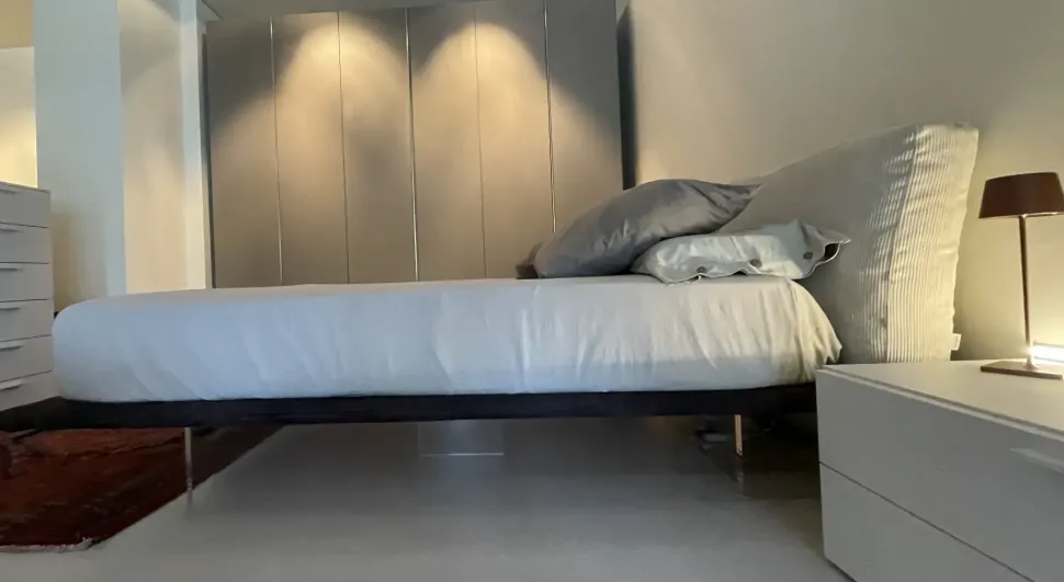 Letto matrimoniale con piedini Letto effetto sospeso Veneran a prezzo ribassato