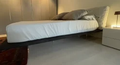 Letto matrimoniale con piedini Letto effetto sospeso Veneran a prezzo ribassato