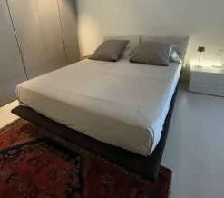 Letto matrimoniale con piedini Letto effetto sospeso Veneran a prezzo ribassato