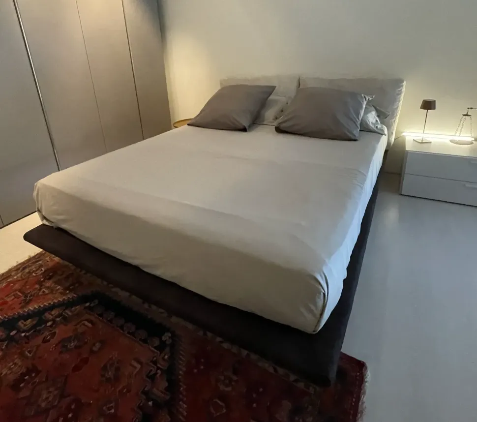 Letto matrimoniale con piedini Letto effetto sospeso Veneran a prezzo ribassato
