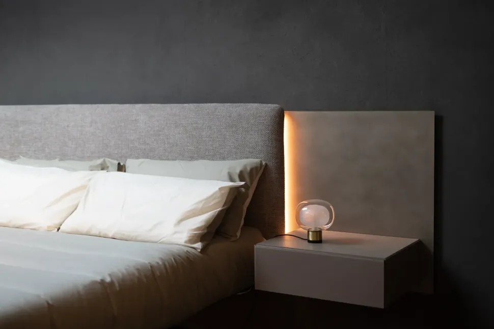 Letto matrimoniale con piedini Fluttua Lago a prezzo scontato