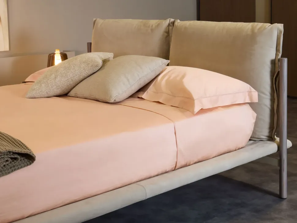 Letto matrimoniale con piedini Cayman outlet Diotti.com a prezzo scontato