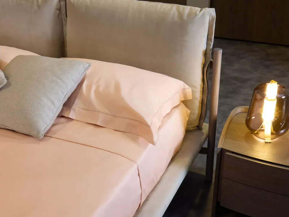 Letto matrimoniale con piedini Cayman outlet Diotti.com a prezzo scontato