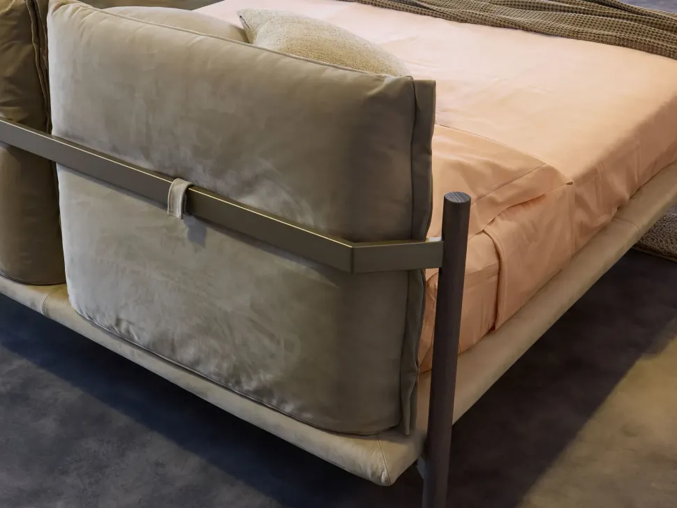 Letto matrimoniale con piedini Cayman outlet Diotti.com a prezzo scontato