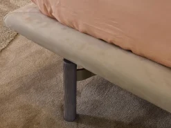Letto matrimoniale con piedini Cayman outlet Diotti.com a prezzo scontato