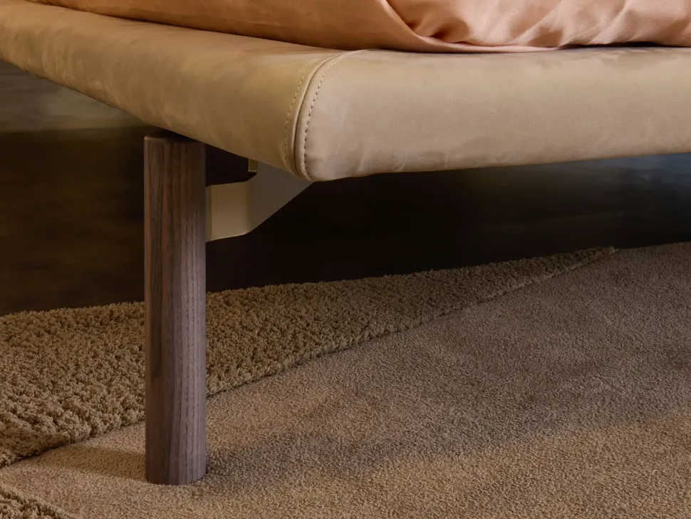 Letto matrimoniale con piedini Cayman outlet Diotti.com a prezzo scontato