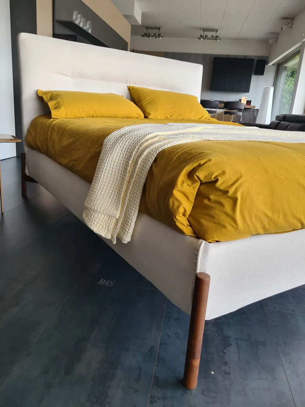 Letto matrimoniale design Verney Altrenotti a prezzo scontato