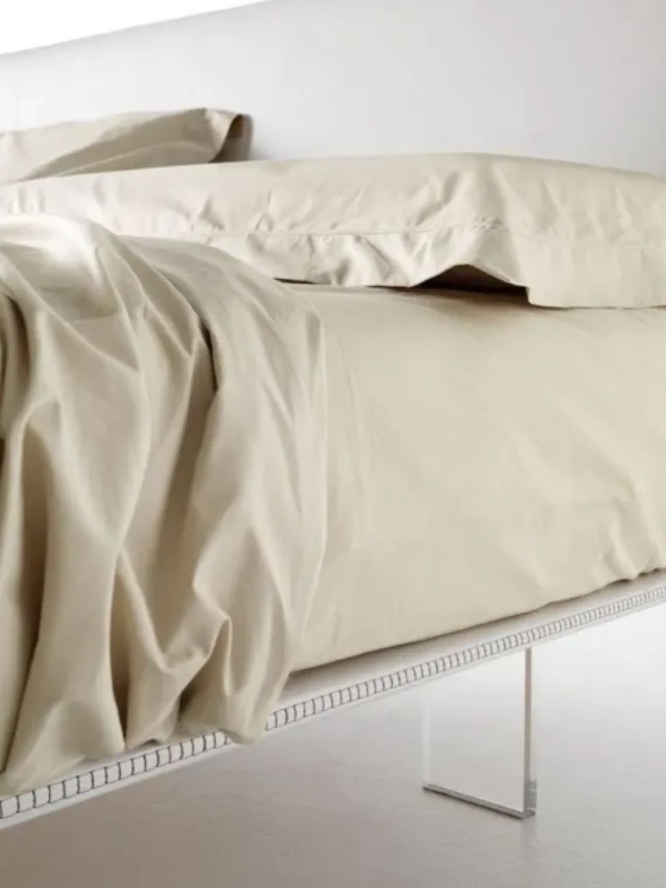 Letto matrimoniale imbottito brillante, autoportante di Samoa Bside. Sconto!