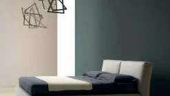 Letto matrimoniale imbottito light di Samoa. Gambe moderne. Prezzo scontato!