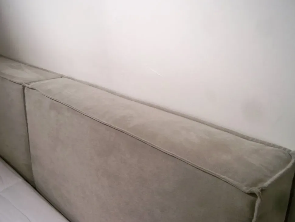 Letto matrimoniale imbottito light di Samoa. Gambe moderne. Prezzo scontato!