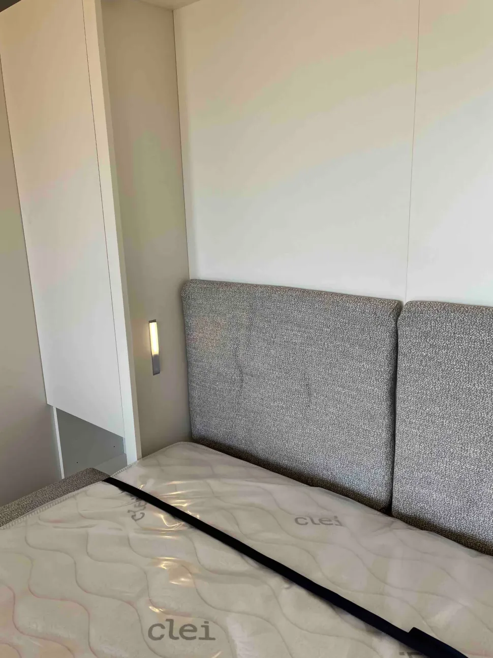 Letto matrimoniale moderno Tango divano 270 Clei a prezzo scontato