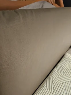 Letto matrimoniale moderno Uno Tempur a prezzo ribassato