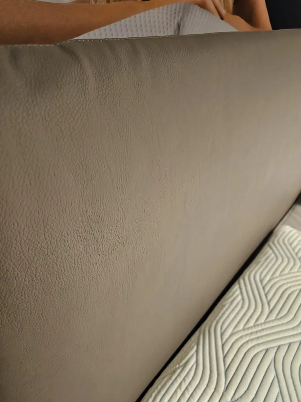 Letto matrimoniale moderno Uno Tempur a prezzo ribassato