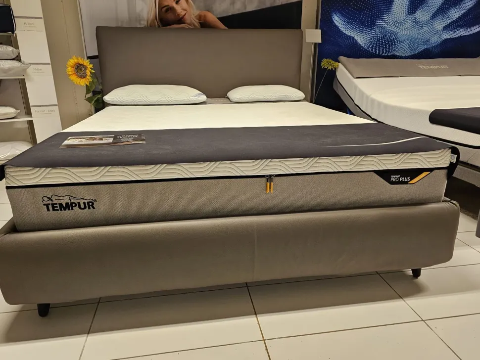 Letto matrimoniale moderno Uno Tempur a prezzo ribassato