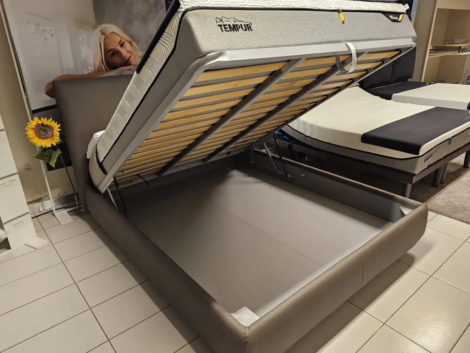 Letto matrimoniale moderno Uno Tempur a prezzo ribassato