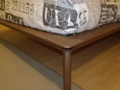 Letto moderno con gambe Abbraccio legno Sangiacomo a prezzo scontato