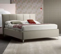 Letto moderno con gambe Acquario Cosmoletti a prezzo ribassato