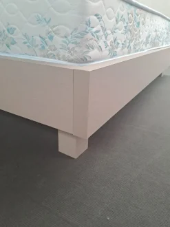 Letto moderno con gambe Tahiti S75 a prezzo ribassato