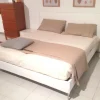 Letto moderno con gambe Tim Felis a prezzo scontato