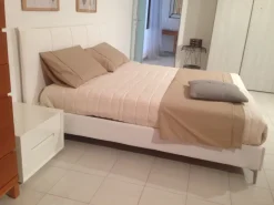 Letto moderno con gambe Tim Felis a prezzo scontato