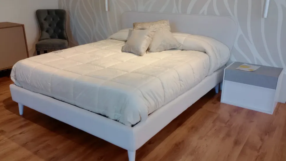 Letto moderno con giroletto Scudo Imab a prezzo ribassato