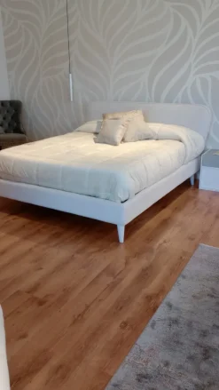 Letto moderno con giroletto Scudo Imab a prezzo ribassato