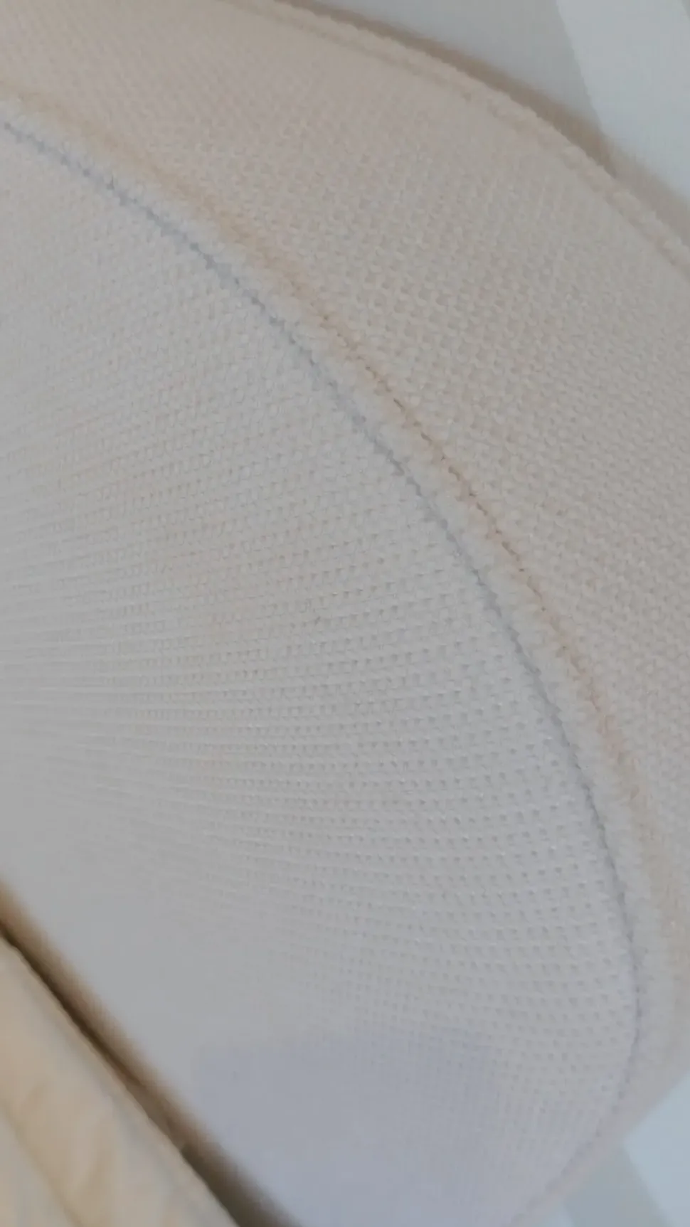 Letto moderno con giroletto Scudo Imab a prezzo ribassato