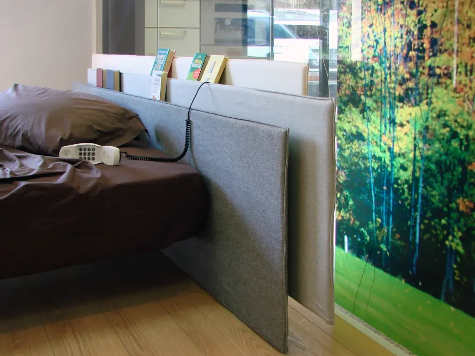 Letto moderno con piedini Vele bed lago Lago a prezzo ribassato