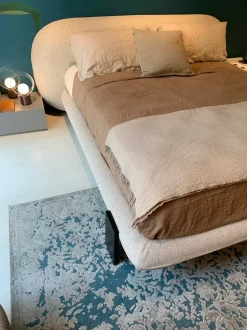 Letto moderno con piedini Wabi Saba a prezzo scontato