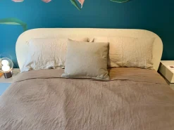 Letto moderno con piedini Wabi Saba a prezzo scontato