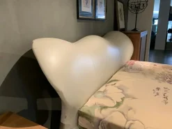 Letto moderno con piedini Marylin Flou a prezzo ribassato